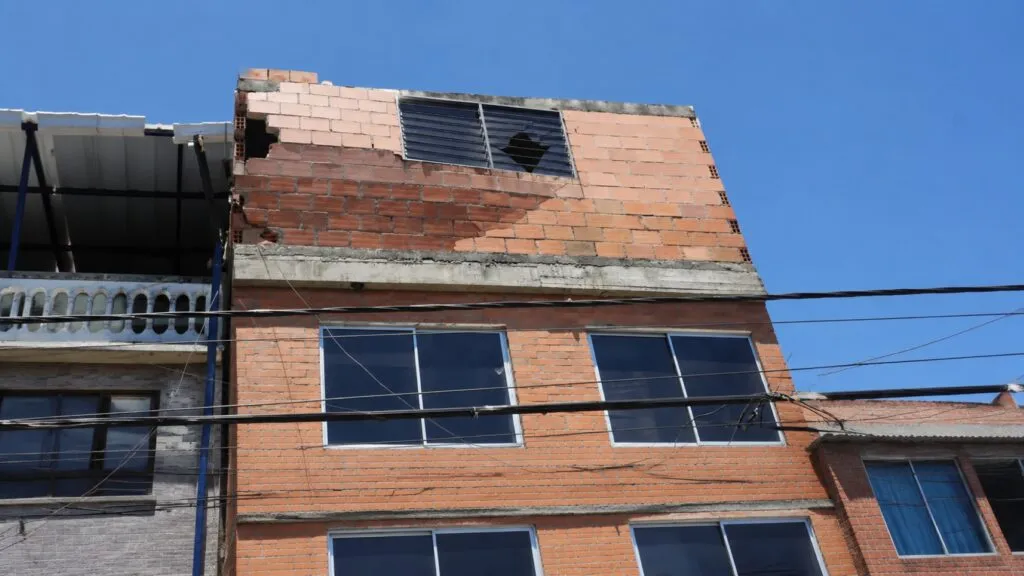 Demolición de edificios en riesgo tras los daños estructurales causados por el terremoto en Cali.