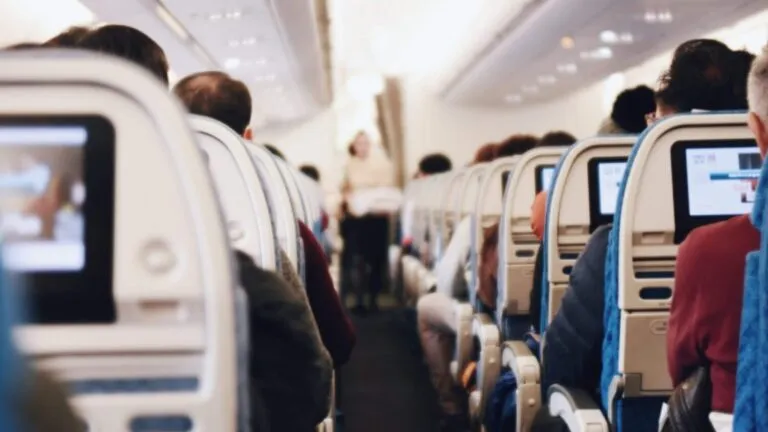 Seguro de viaje aéreo mantiene estabilidad mientras aseguradoras revisan riesgos geopolíticos y coberturas para aerolíneas