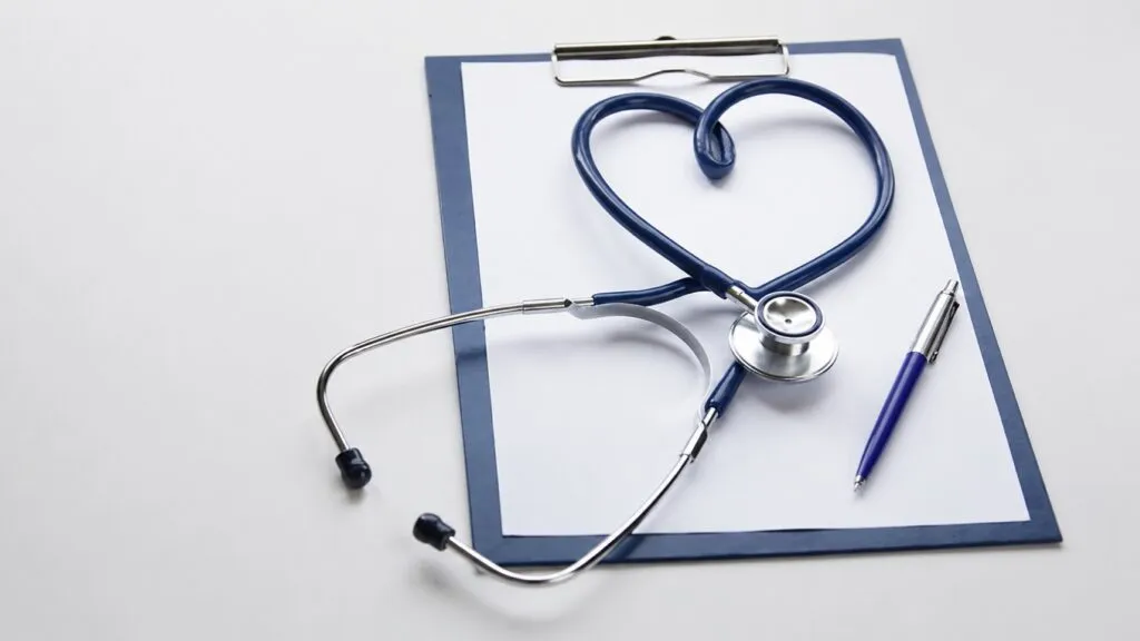 Reforma en México busca limitar aumentos en seguros de gastos médicos y transparentar las tarifas hospitalarias.