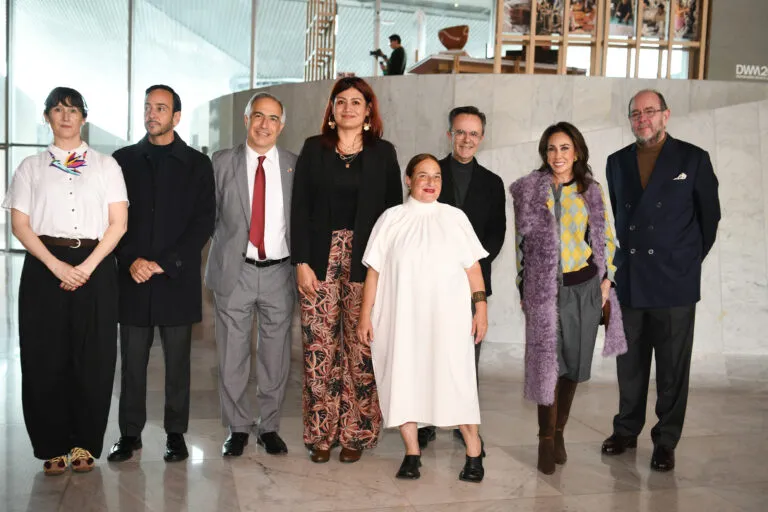 Fotografía grupal de asistentes a Design Week México 2026, encuentro donde Banco Azteca mantiene su colaboración con plataformas de diseño.