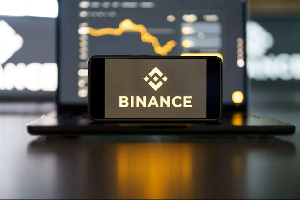 Representación de activos digitales protegidos después de un posible ataque informático contra Binance