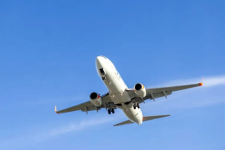 Avión comercial en aeropuerto mexicano ante posibles aumentos en los boletos de avión y cambios en el presupuesto de seguridad aérea.