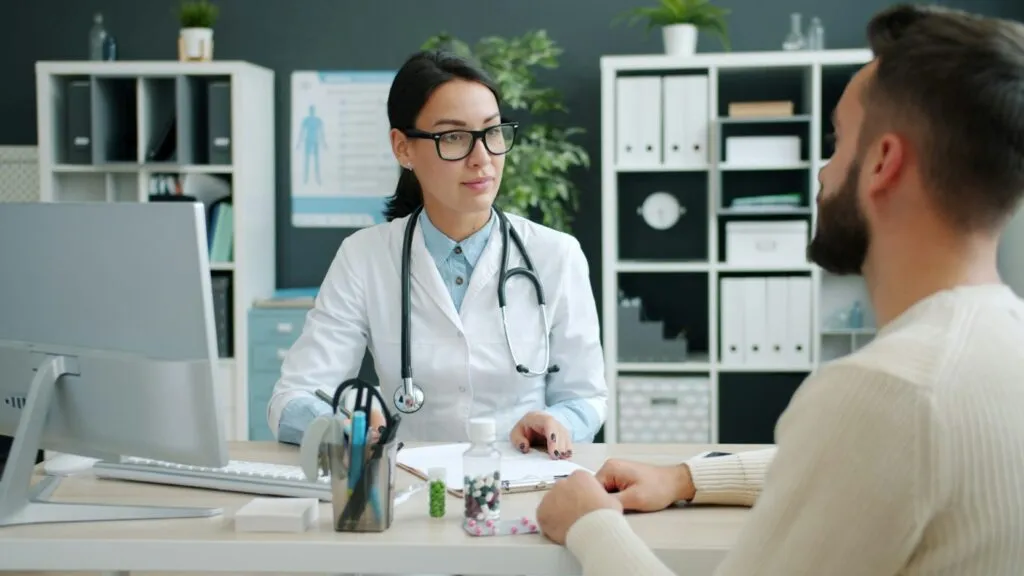 Empresas mexicanas rediseñan el seguro médico de sus trabajadores ante el aumento de primas, siniestros y tratamientos especializados.