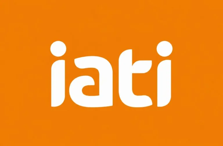 Oficina de seguros con documentos financieros y una computadora que representa los planes de crecimiento de IATI Seguros.
