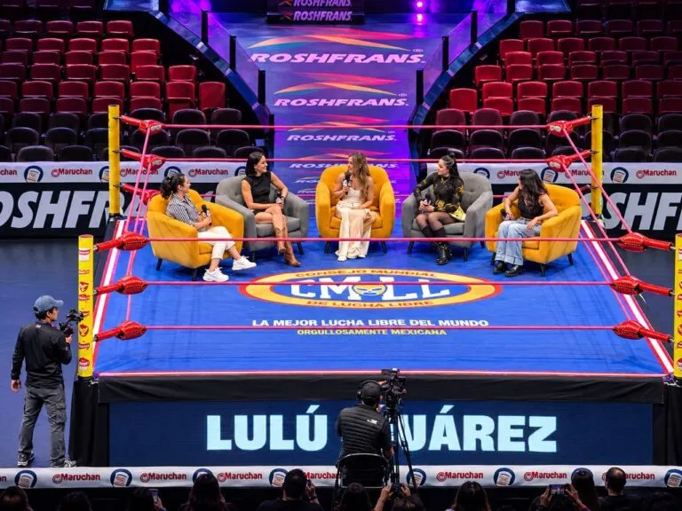 Cinco mujeres participan en un panel deportivo dentro de la Arena México, durante una jornada de Mujeres en Lucha.
