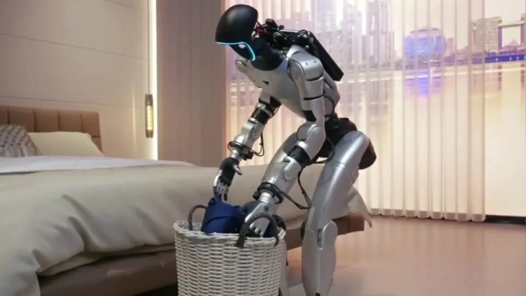 Robot humanoide dentro de una vivienda moderna protegido por una nueva cobertura de seguro