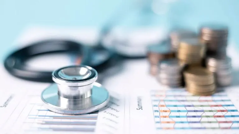Seguros de gastos médicos suben por los honorarios de doctores