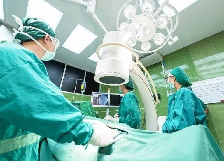 Documentos de seguros de gastos médicos junto a un estetoscopio en un consultorio, relacionados con la cobertura médica en Puebla.