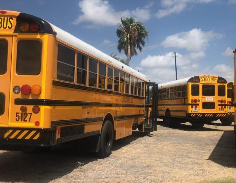 Camiones de transporte escolar estacionados en Sinaloa por seguros vencidos, relacionados con la seguridad de pasajeros y la renovación de pólizas.
