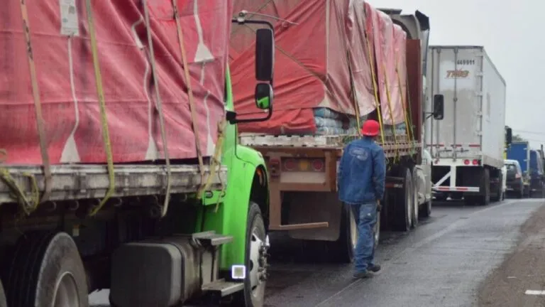 Seguros para transporte de carga aumentan la presión sobre los costos de operación de vehículos pesados en México.