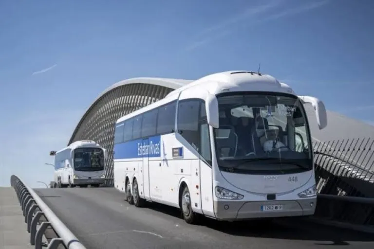 Avión y tren representados como opciones de transporte con bajas tasas de accidentes mortales